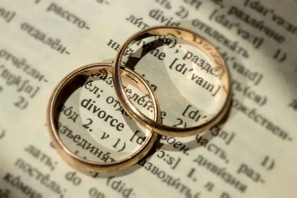 Image of rings removed before divorce mediation Islington